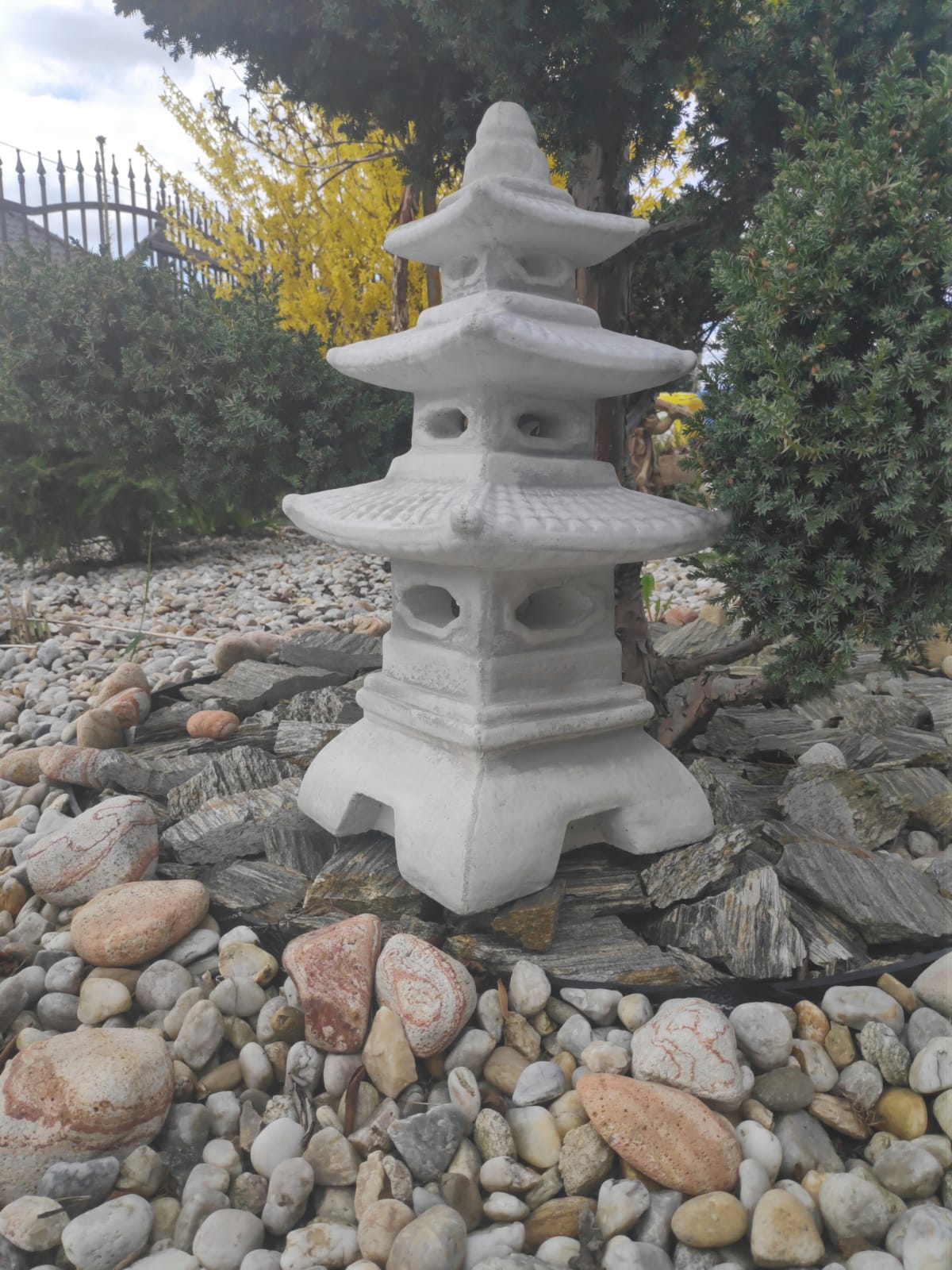 Estátua de ornamento de jardim - Lanterna japonesa/pagode de três camadas de pedra