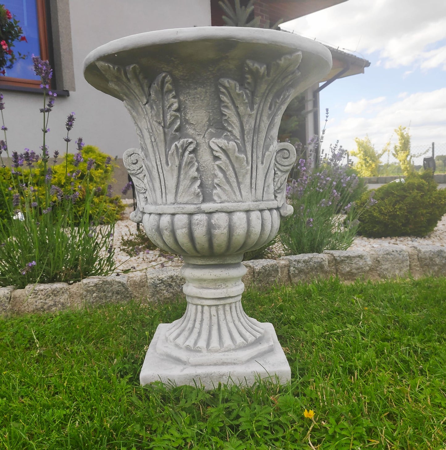 Urna de plantador de concreto elegante ornamentado - destaque de jardim de 46 cm de altura