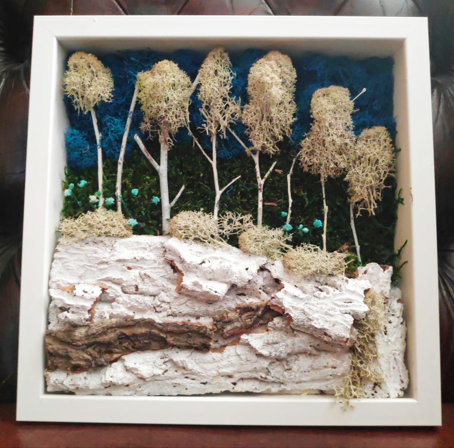 Composição de musgo de rena, decoração de interior em moldura branca - Magia de inverno em uma floresta 27x27cm