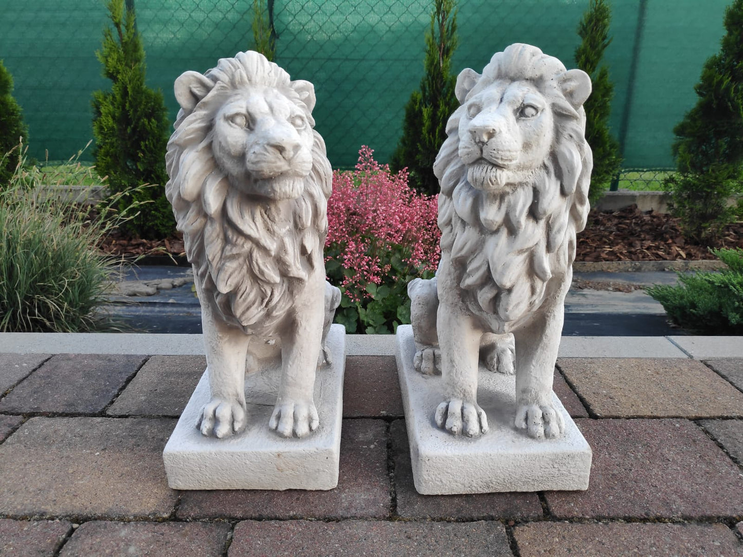 Conjunto de dois leões, feitos de pedra fundida, estátuas de jardim, ornamento, decoração