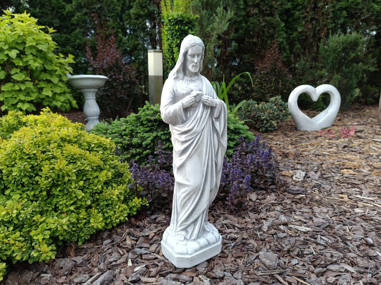 Majestuosidad Serena: Estatua de Jesús con Gracia Espiritual