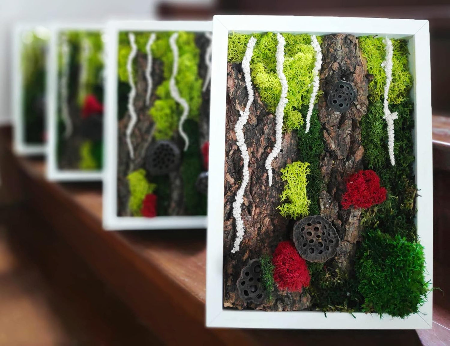 Composição de musgo escandinavo em moldura branca 23x32cm, obra de arte feita de plantas preservadas - País das maravilhas místicas