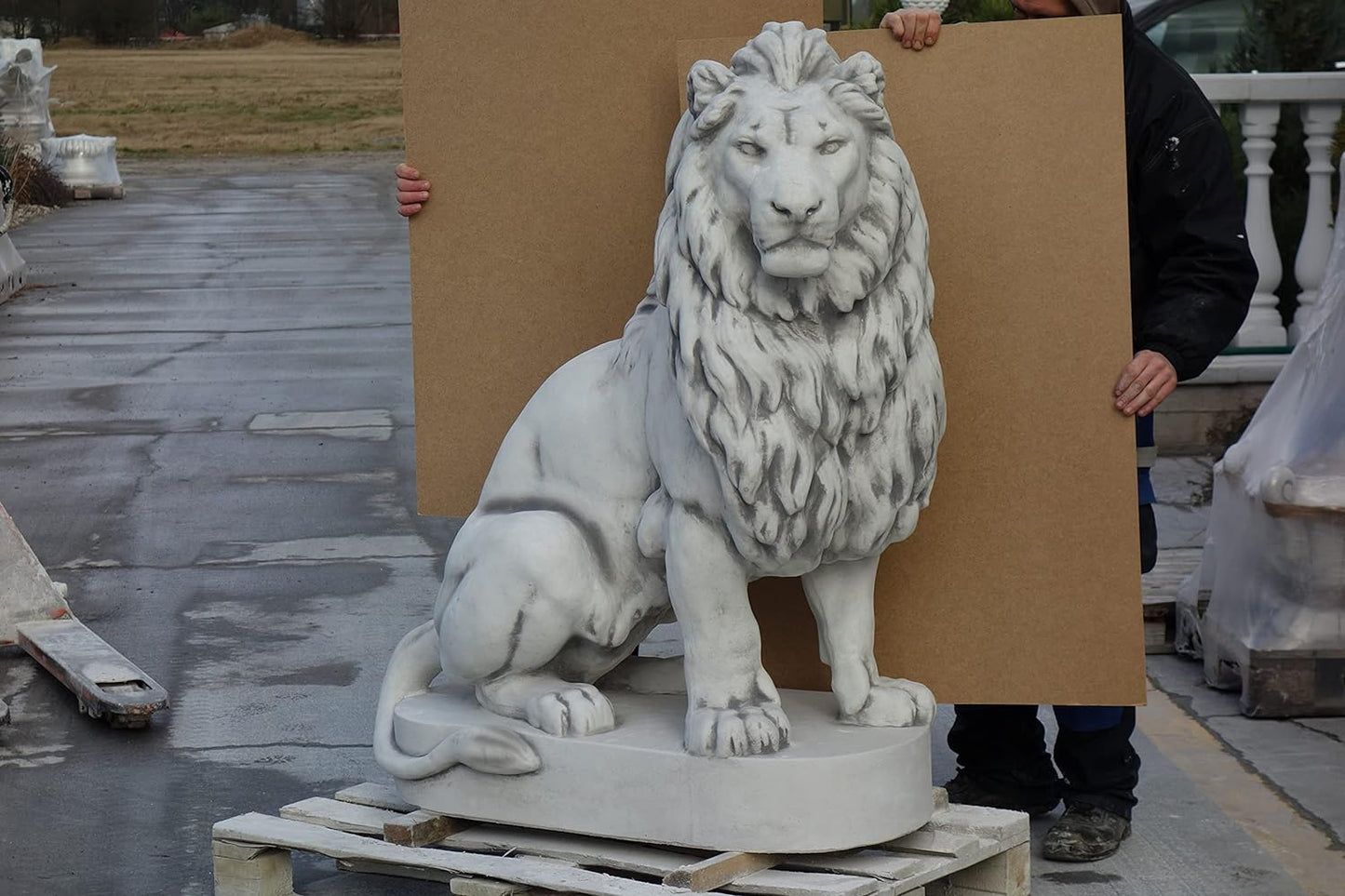 Escultura do Olhar do Leão virada para a direita
