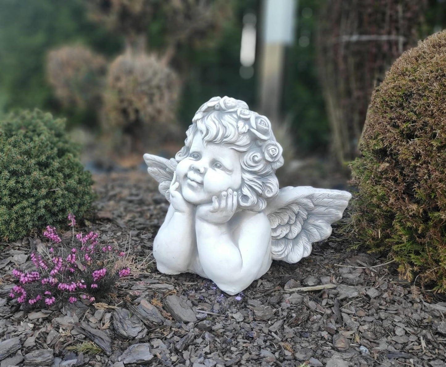Figura de Serafim Observador - Anjo Sorridente em Pedra Fundida, 31cm de Altura