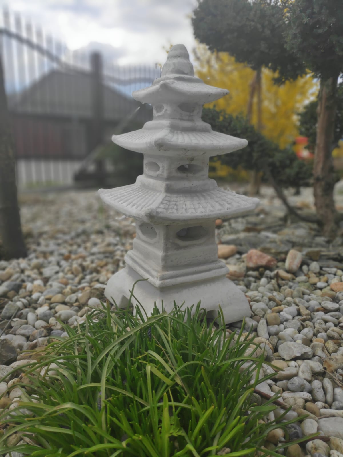 Estátua de ornamento de jardim - Lanterna japonesa/pagode de três camadas de pedra