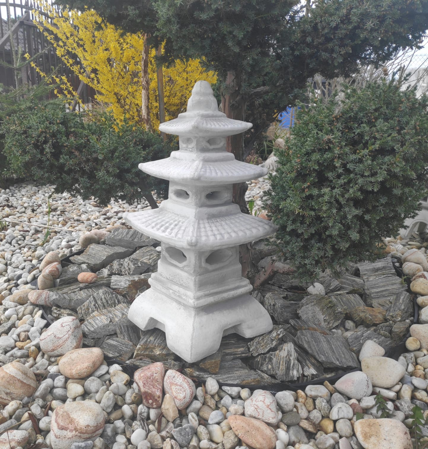 Estátua de ornamento de jardim - Lanterna japonesa/pagode de três camadas de pedra