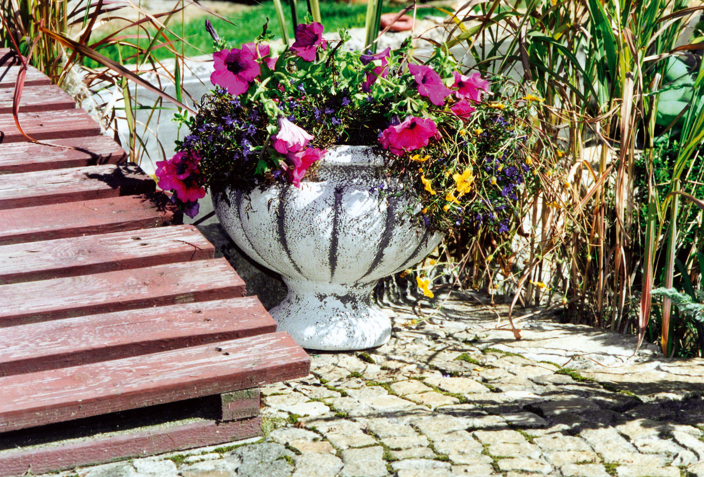 Vaso de cálice romano, feito de concreto 18 x 31 x 26 cm