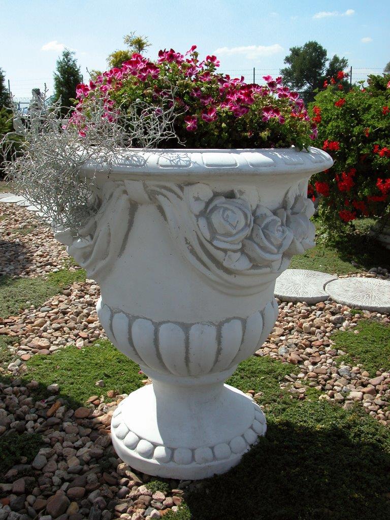 Elegância de rosas de fita: um grande vaso de flores para uma beleza atemporal