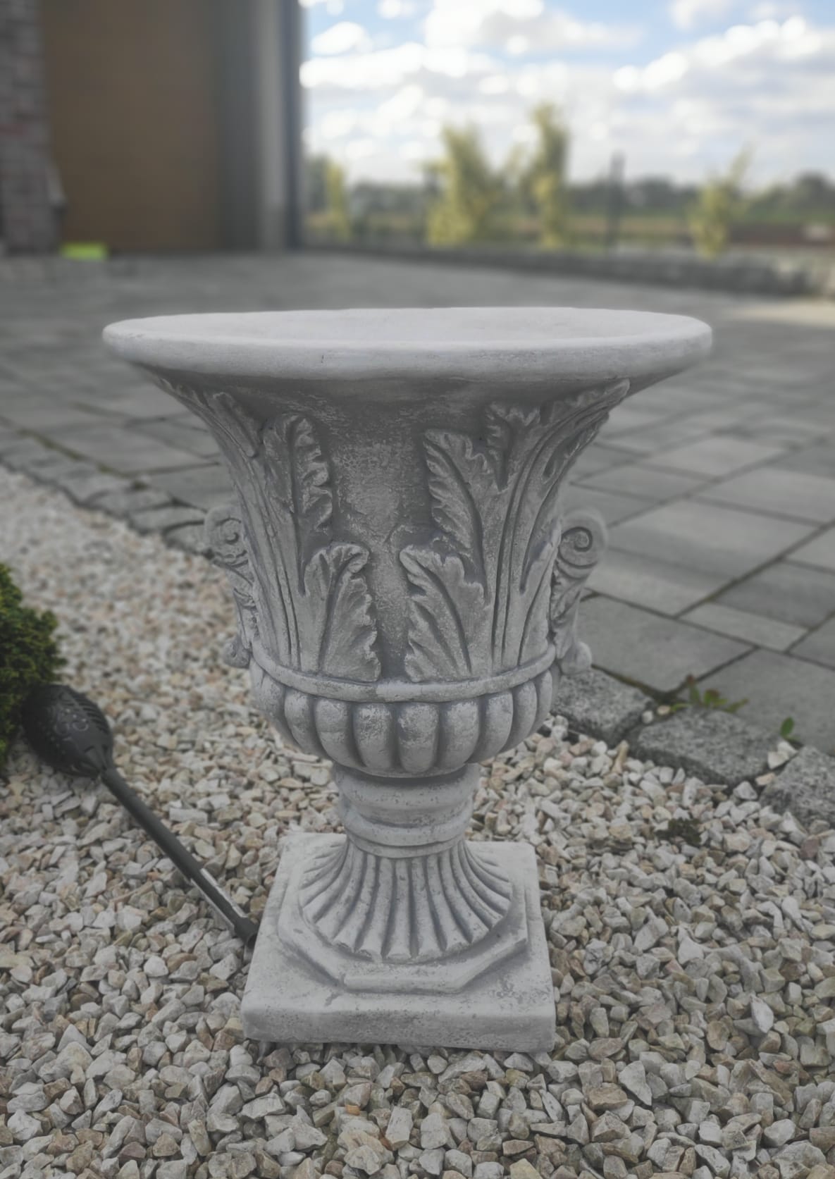Urna de plantador de concreto elegante ornamentado - destaque de jardim de 46 cm de altura