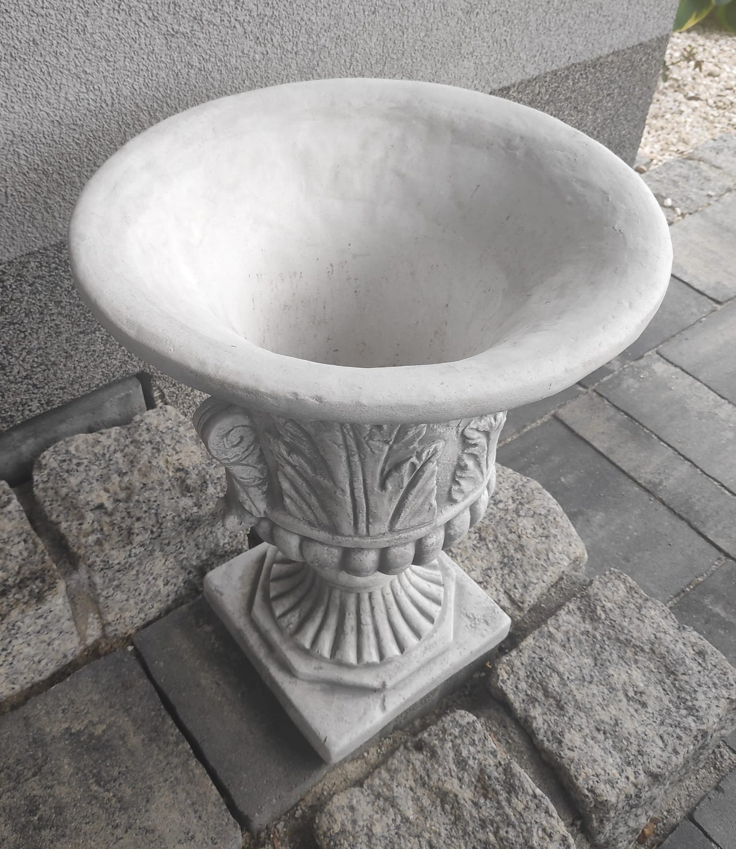 Urna de plantador de concreto elegante ornamentado - destaque de jardim de 46 cm de altura