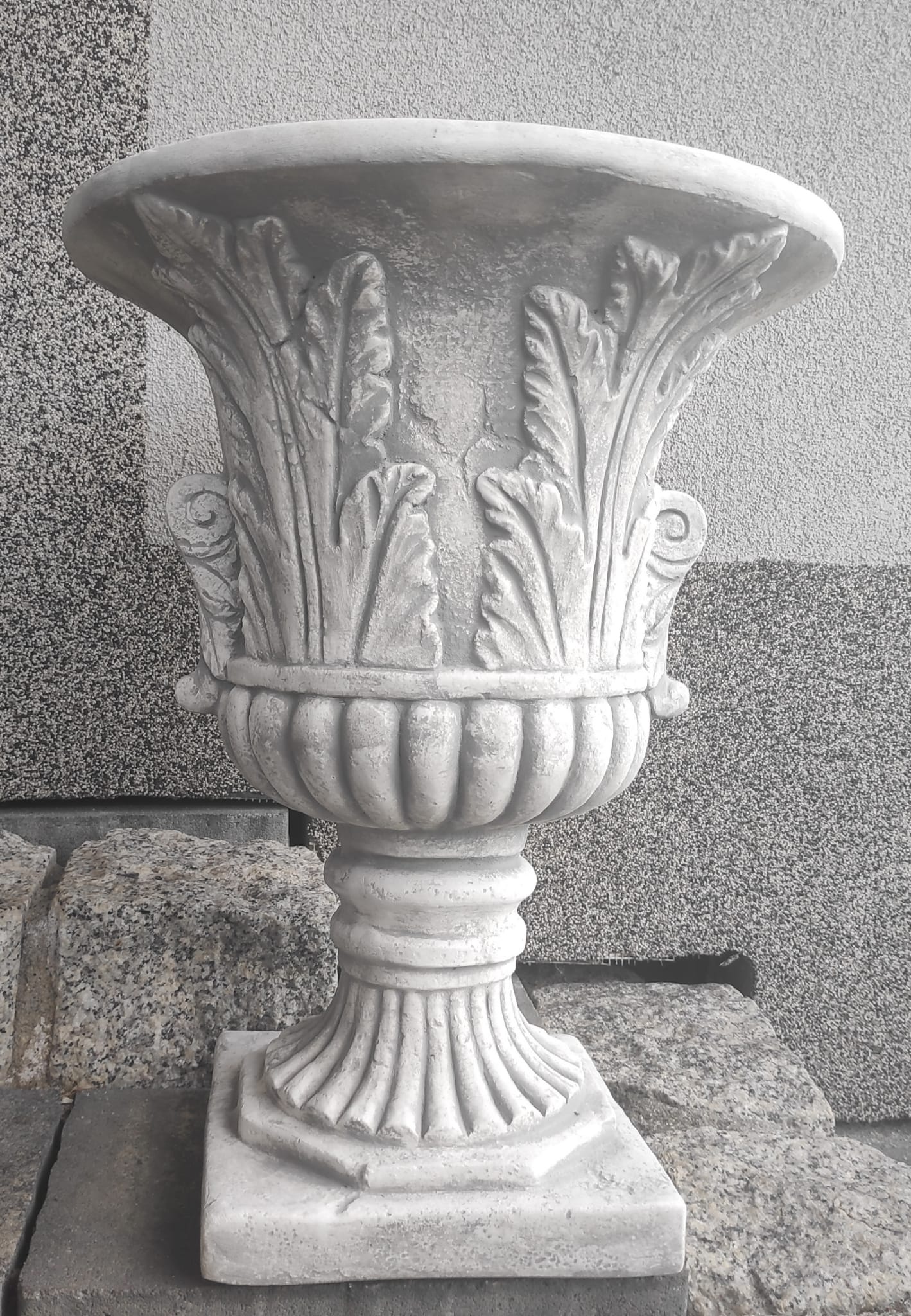 Urna de plantador de concreto elegante ornamentado - destaque de jardim de 46 cm de altura