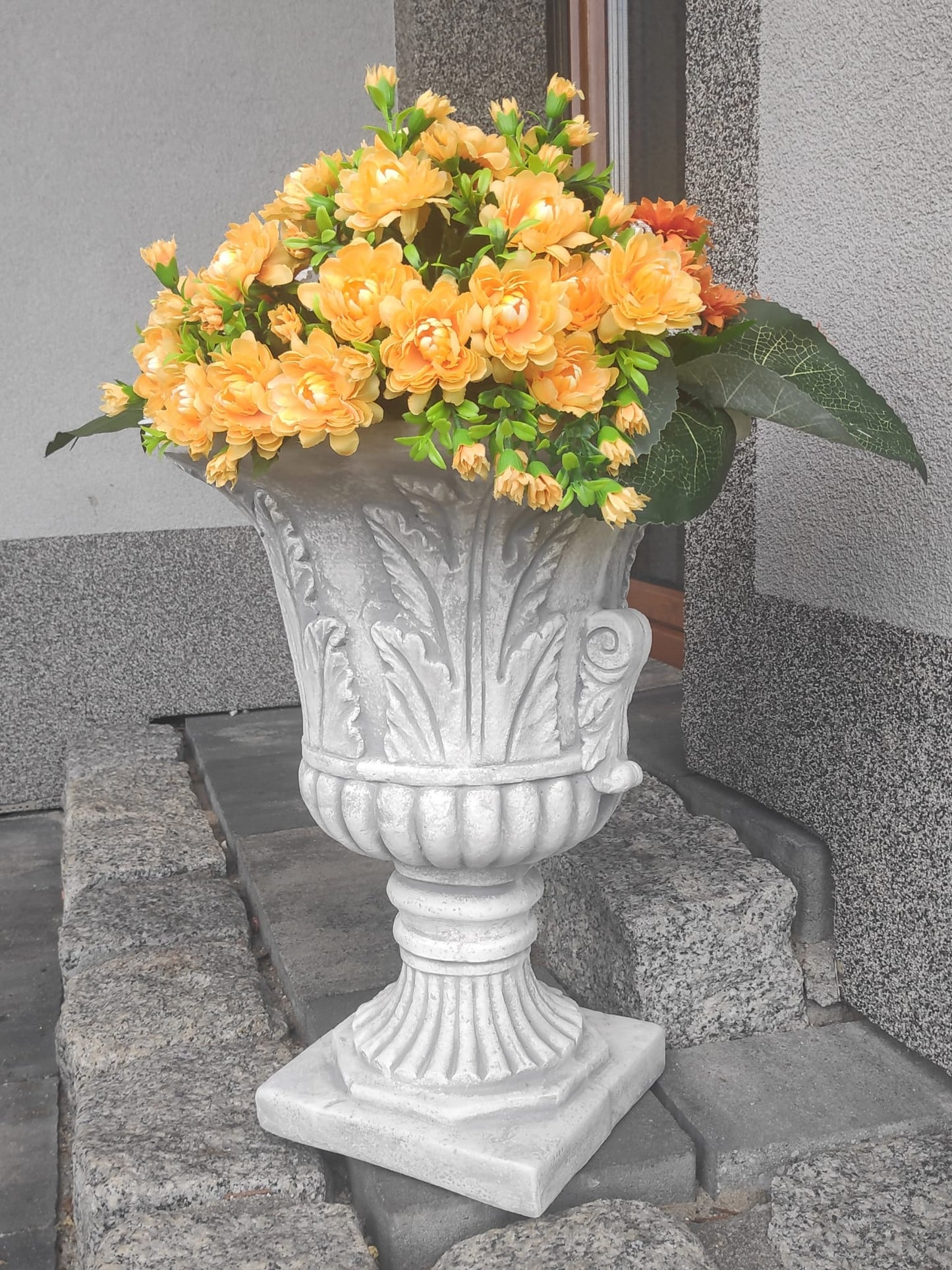 Urna de plantador de concreto elegante ornamentado - destaque de jardim de 46 cm de altura
