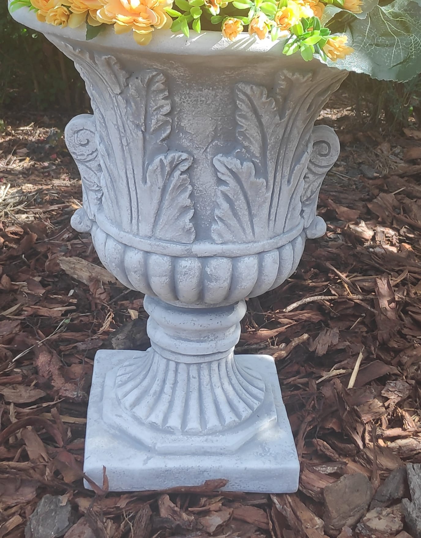 Urna de plantador de concreto elegante ornamentado - destaque de jardim de 46 cm de altura