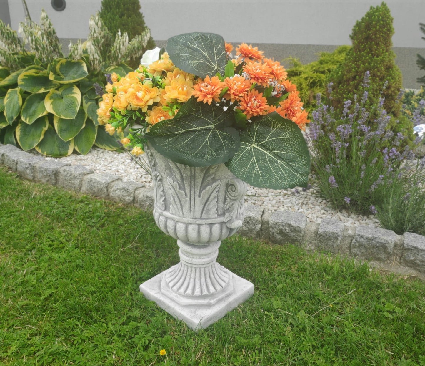 Urna de plantador de concreto elegante ornamentado - destaque de jardim de 46 cm de altura