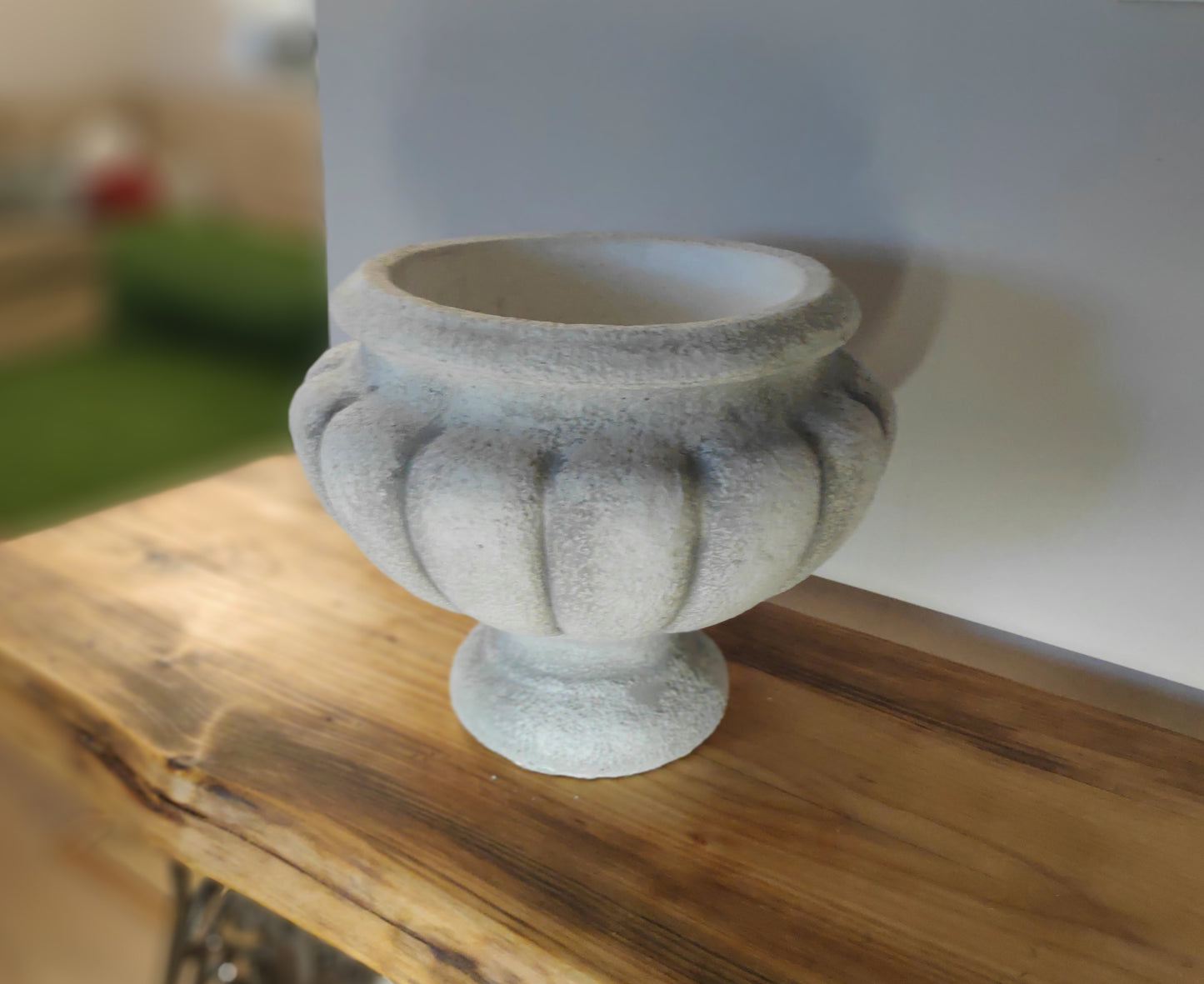 Vaso de cálice romano, feito de concreto 18 x 31 x 26 cm