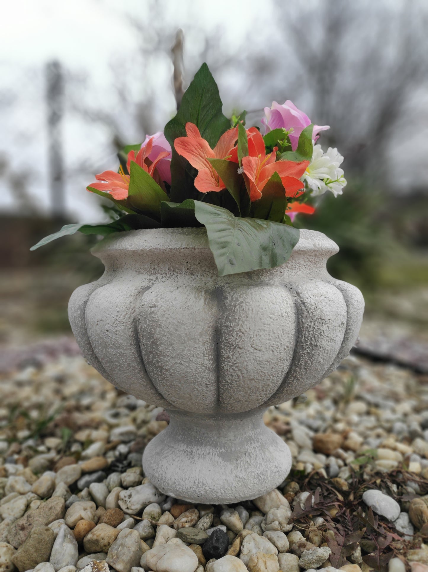 Vaso de cálice romano, feito de concreto 18 x 31 x 26 cm