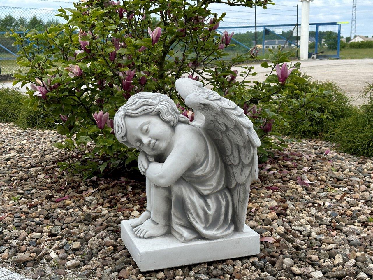 Sonhos Serenos: Estátua de Anjo Criança Adormecida