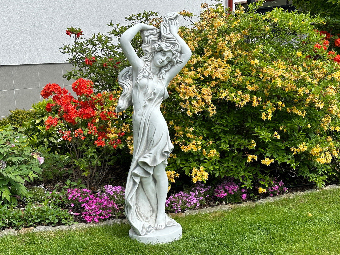 Graça em Movimento: Estátua de Mulher em Pose Dinâmica