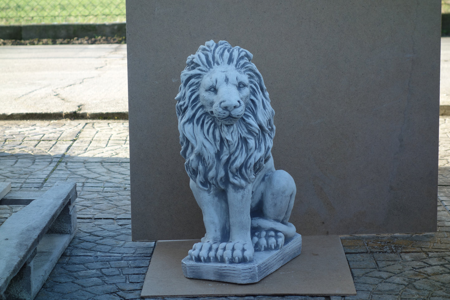 Escultura Majestosa de Leão - Representação Cativante de Força Real