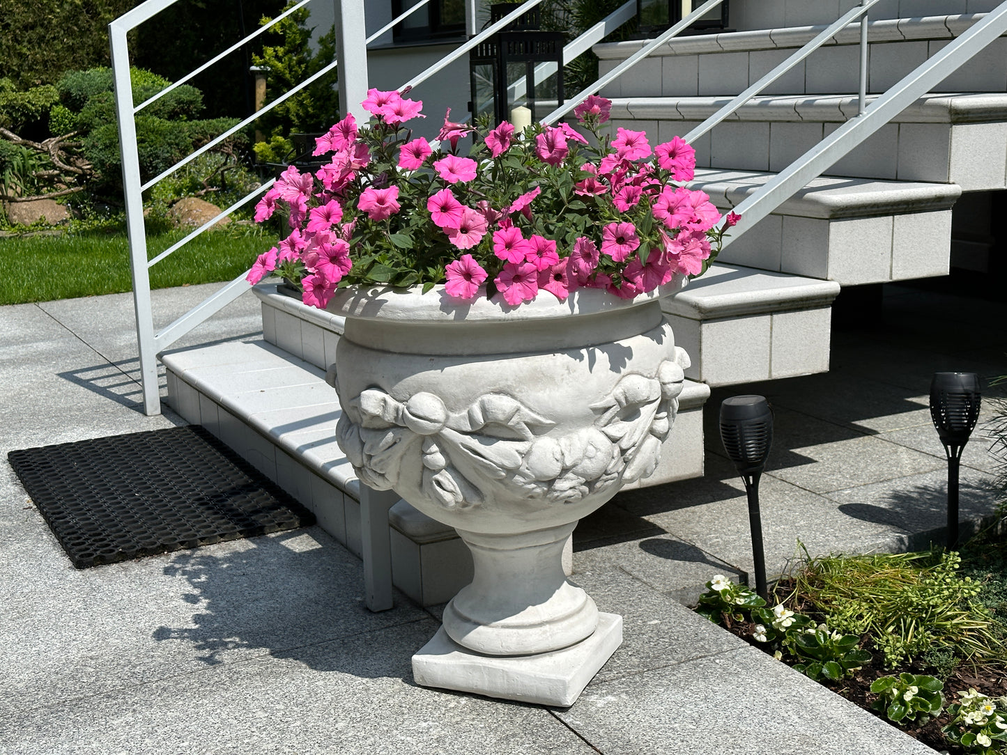 Vaso de flores clássico – uma mistura atemporal de sofisticação e durabilidade.