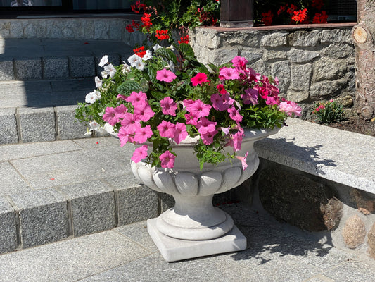 Vaso de flores clássico para jardim – uma adição atemporal ao seu oásis ao ar livre