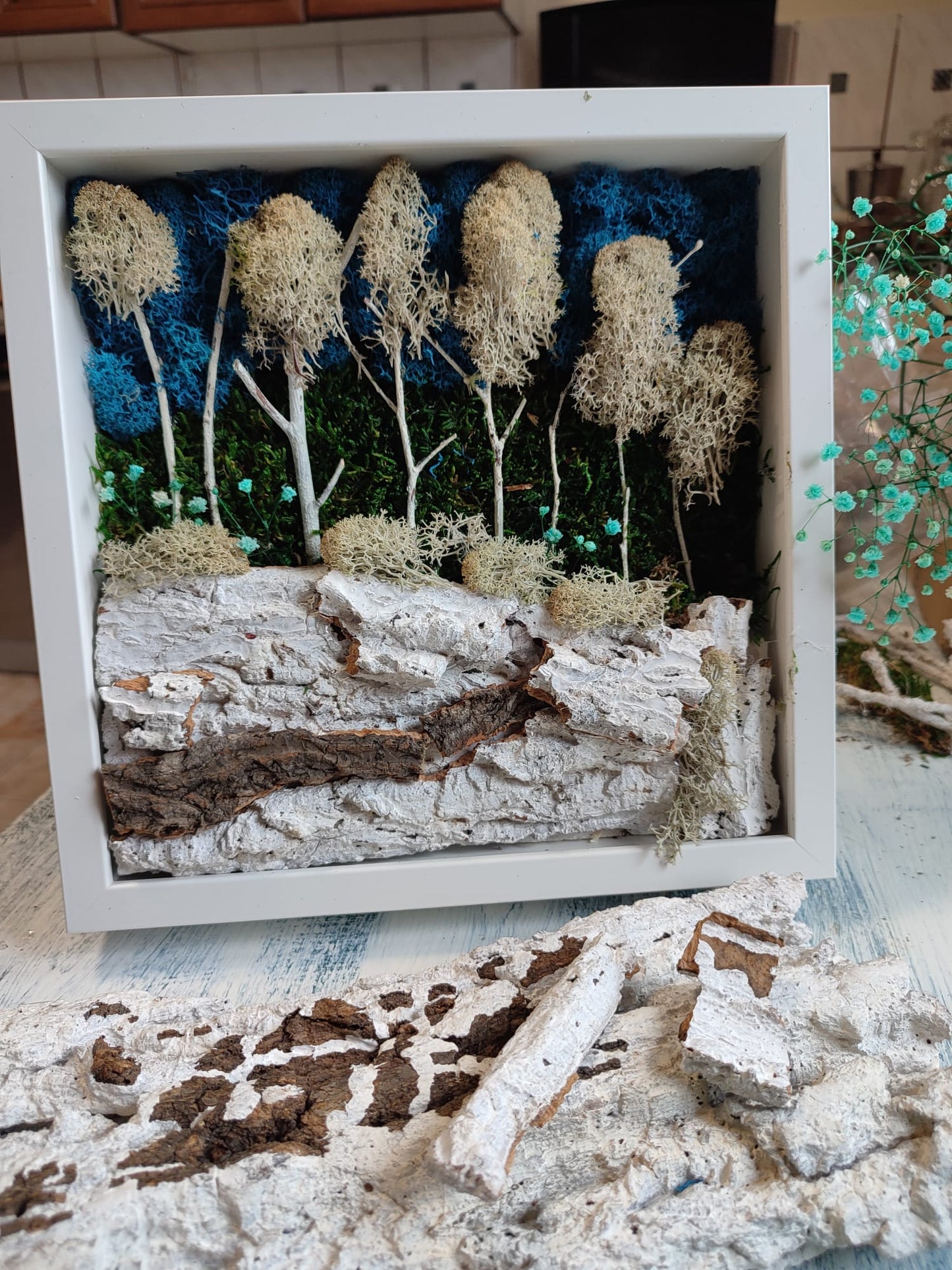 Composição de musgo de rena, decoração de interior em moldura branca - Magia de inverno em uma floresta 27x27cm