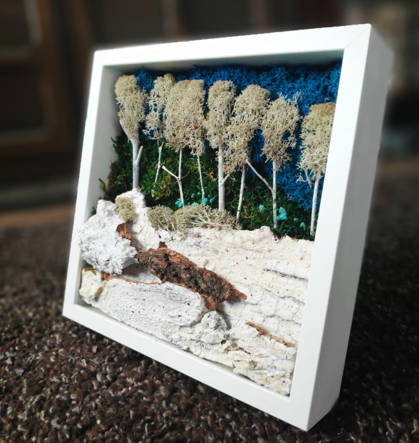 Composição de musgo de rena, decoração de interior em moldura branca - Magia de inverno em uma floresta 27x27cm