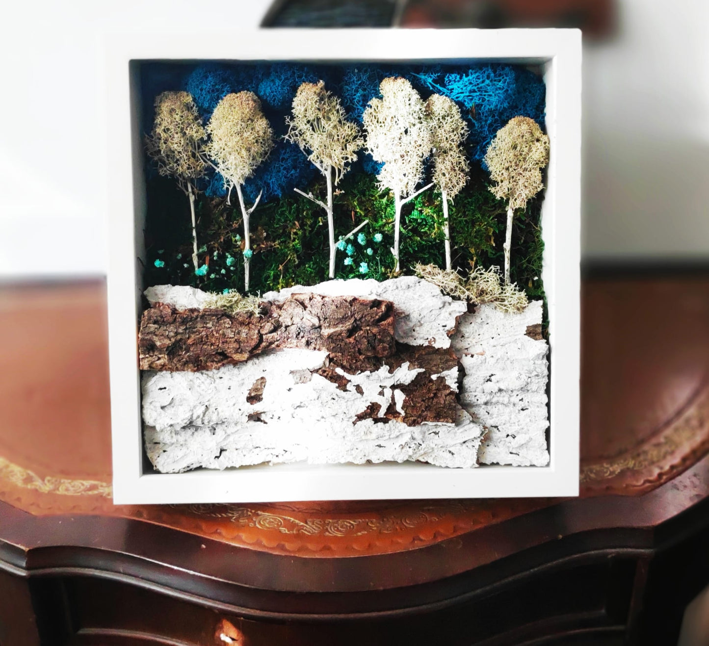 Composição de musgo de rena, decoração de interior em moldura branca - Magia de inverno em uma floresta 27x27cm
