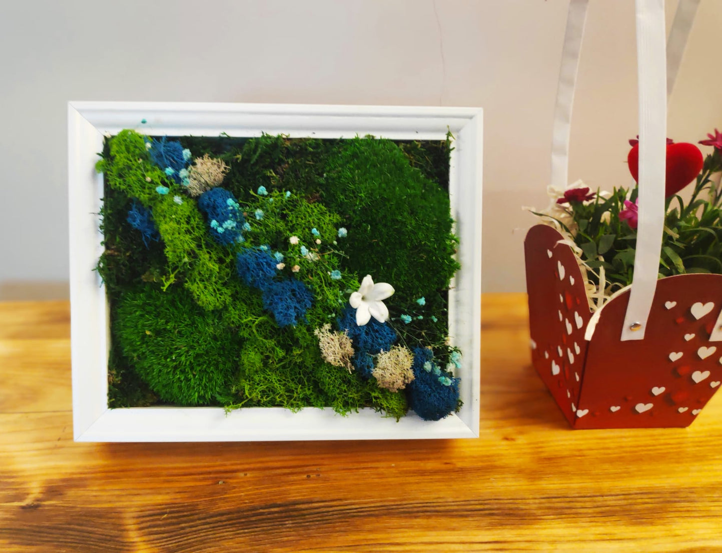 Artesanato feito de musgo escandinavo e plantas preservadas em moldura branca - flor Fada Jasmin