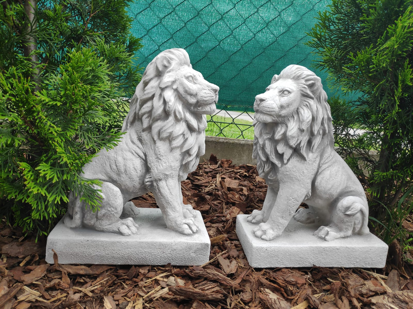 Conjunto de dois leões, feitos de pedra fundida, estátuas de jardim, ornamento, decoração