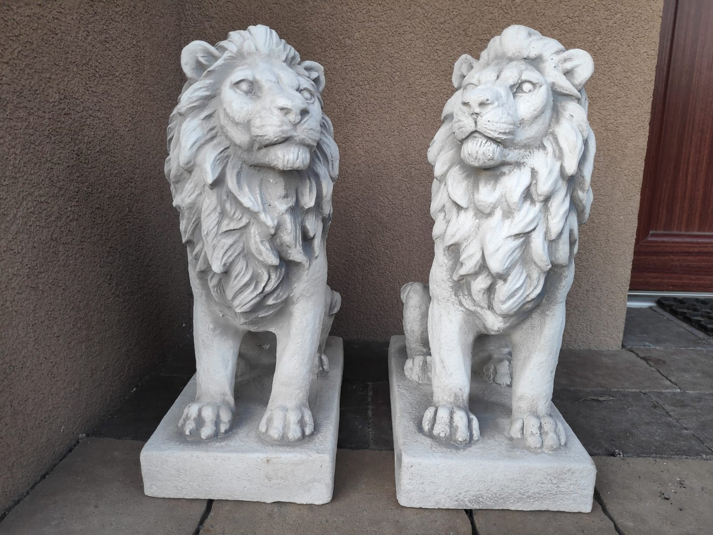 Conjunto de dois leões, feitos de pedra fundida, estátuas de jardim, ornamento, decoração