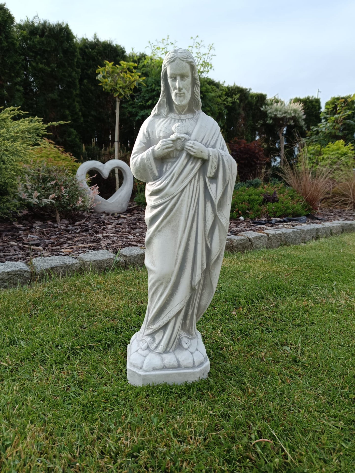 Majestuosidad Serena: Estatua de Jesús con Gracia Espiritual