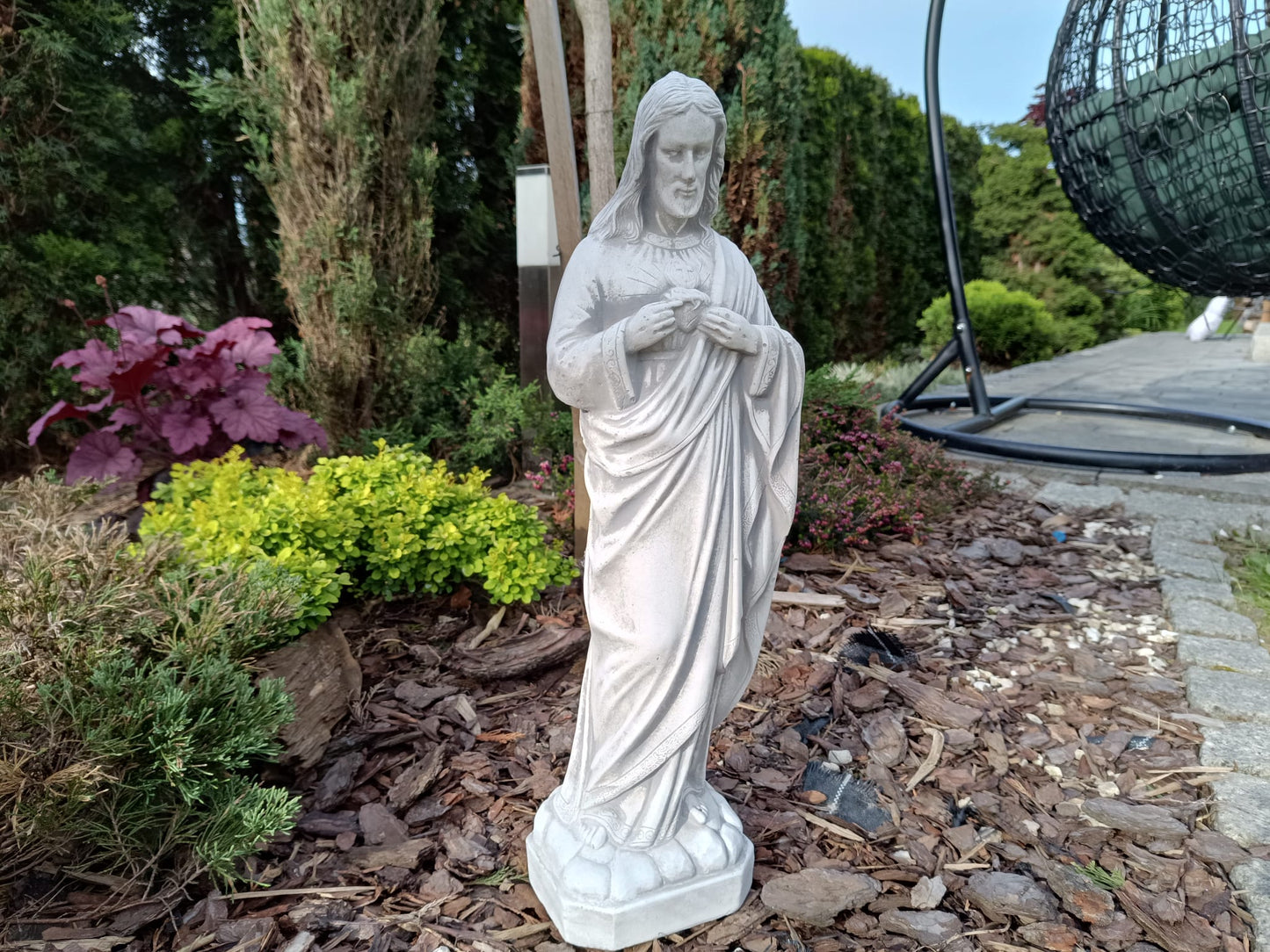 Majestuosidad Serena: Estatua de Jesús con Gracia Espiritual