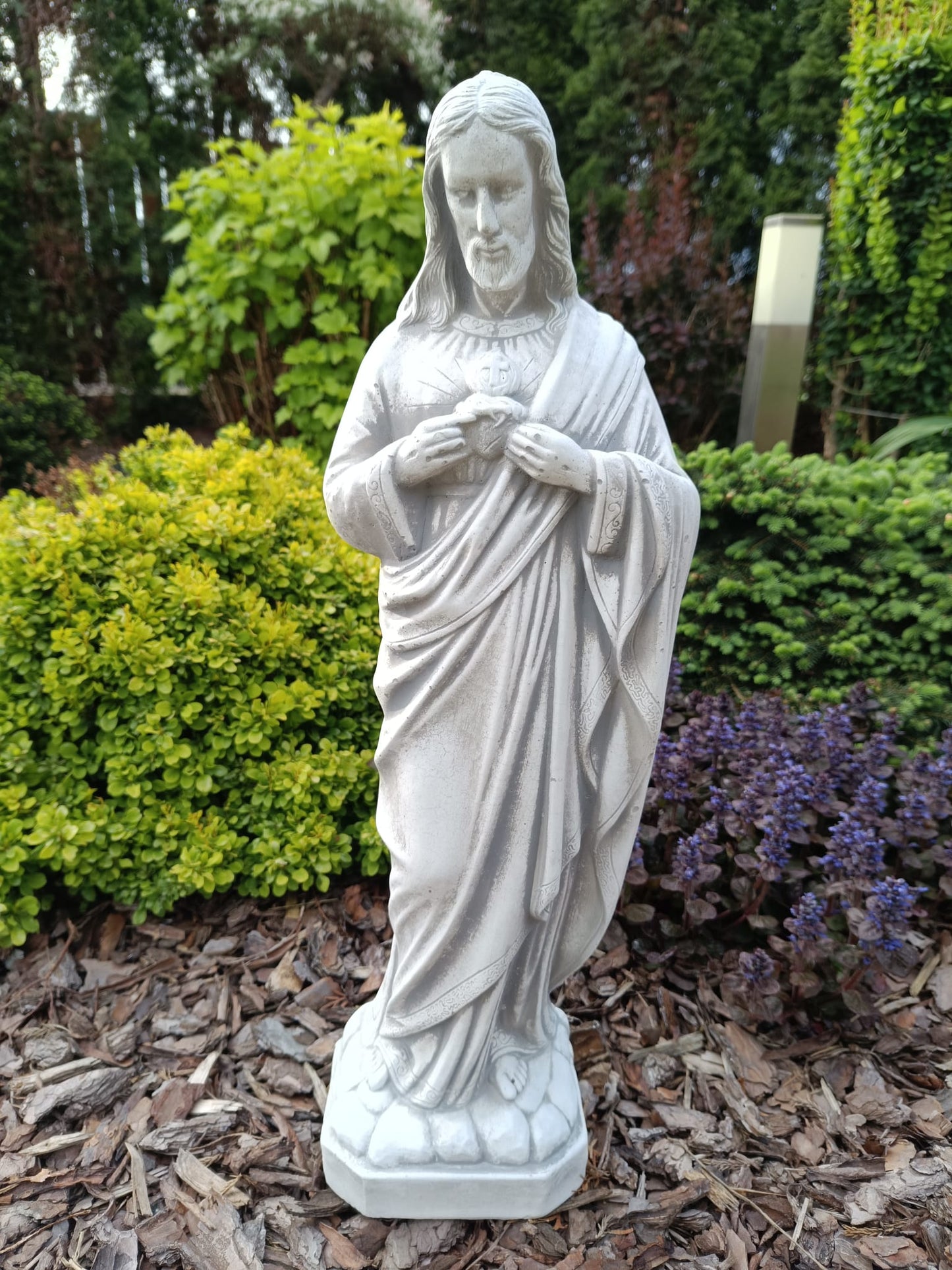 Majestuosidad Serena: Estatua de Jesús con Gracia Espiritual