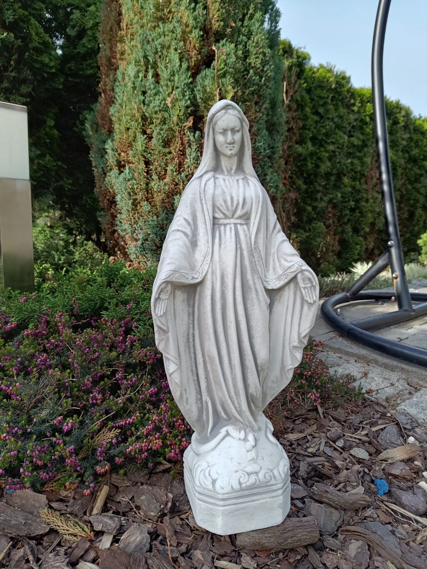 Lugn Elegans: Staty av stående Jungfru Maria