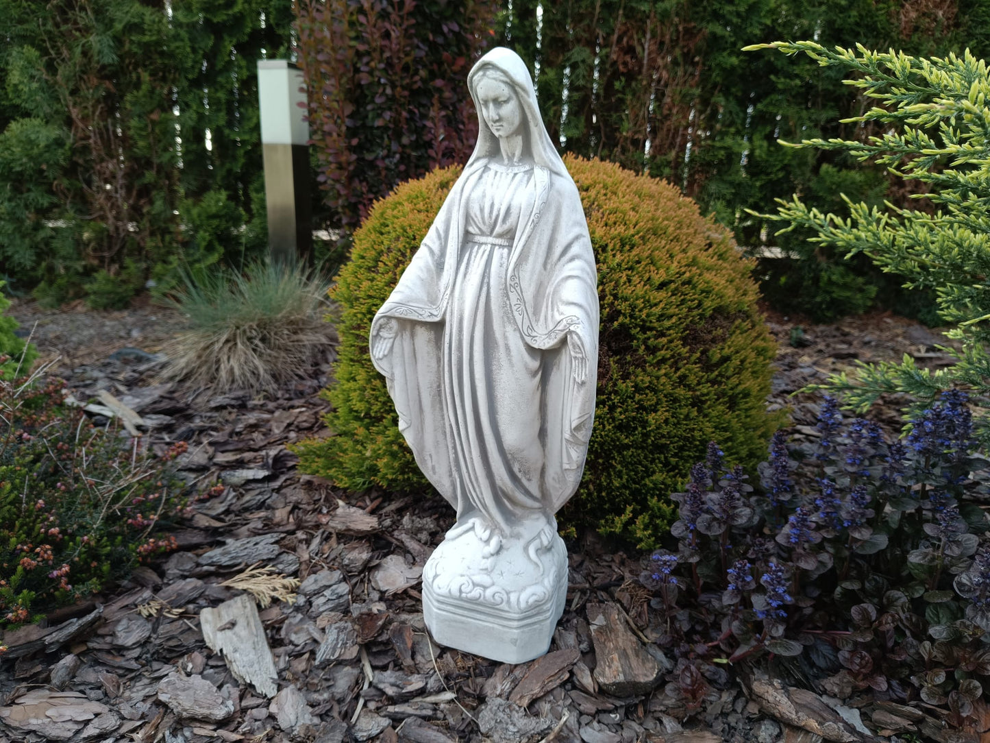 Lugn Elegans: Staty av stående Jungfru Maria