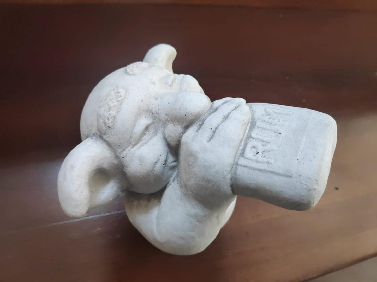 Estatueta de Troll que bebe rum