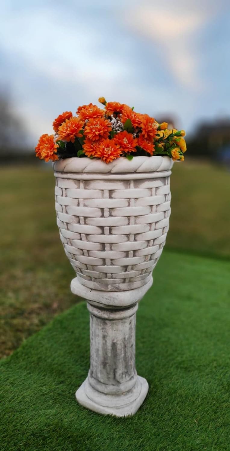 Plantador de concreto com cesta de vime alta