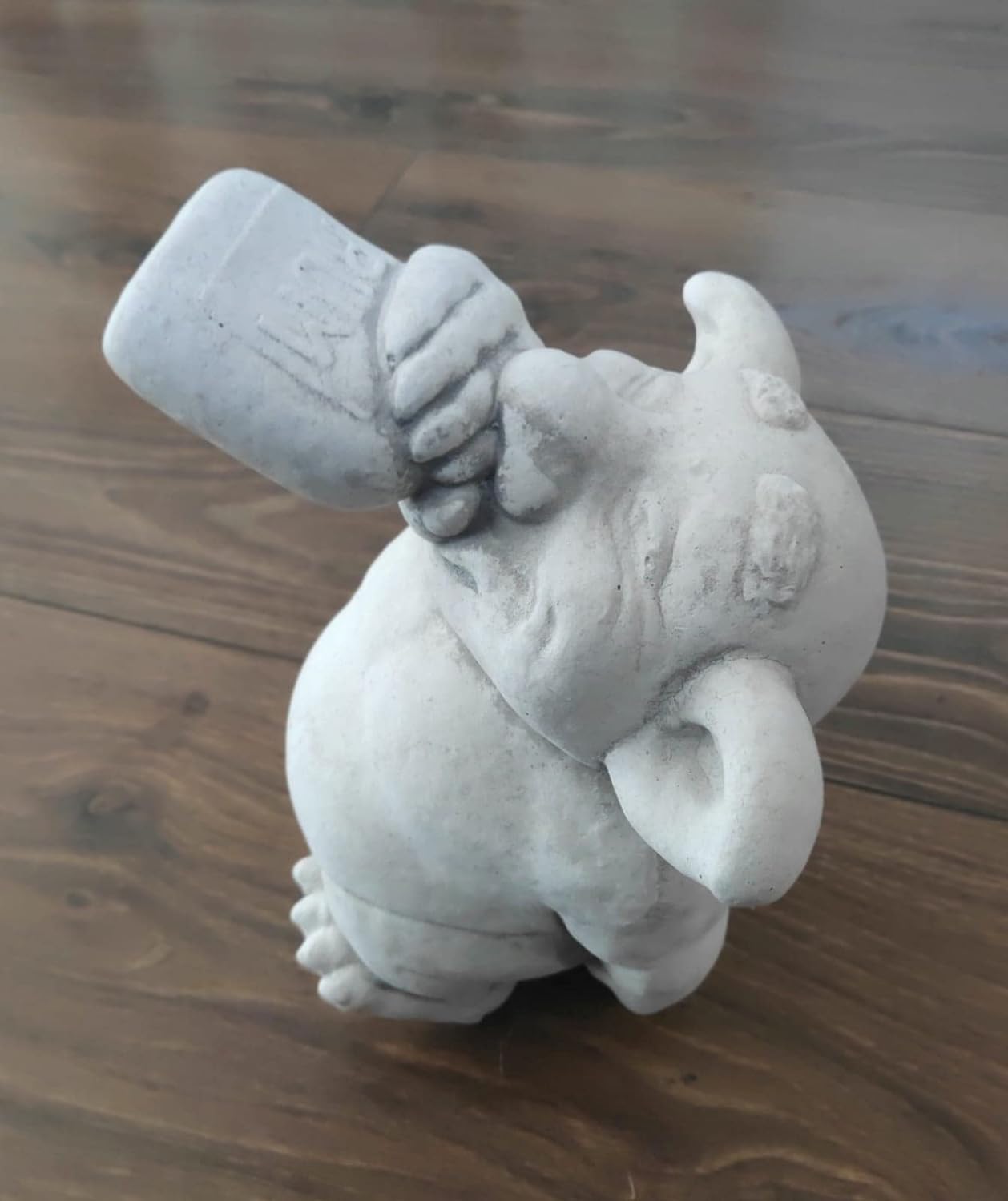 Estatueta de Troll que bebe rum