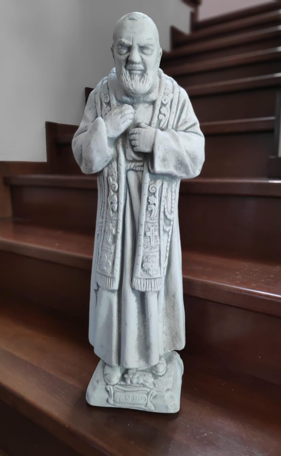 Estátua maciça, feita de concreto arquitetônico, figura externa ou interna do Padre Pio 60x22x14cm