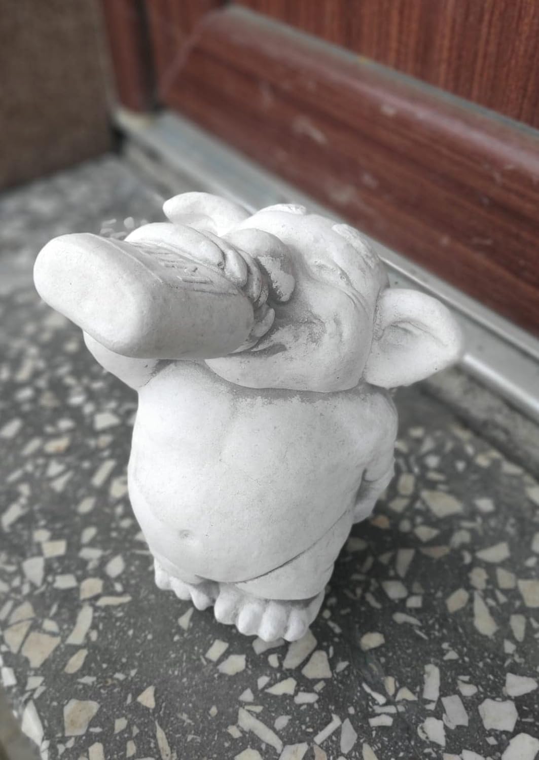 Estatueta de Troll que bebe rum
