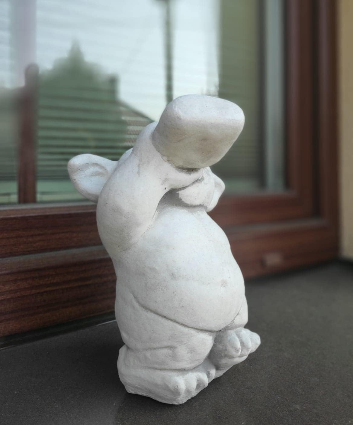 Estatueta de Troll que bebe rum