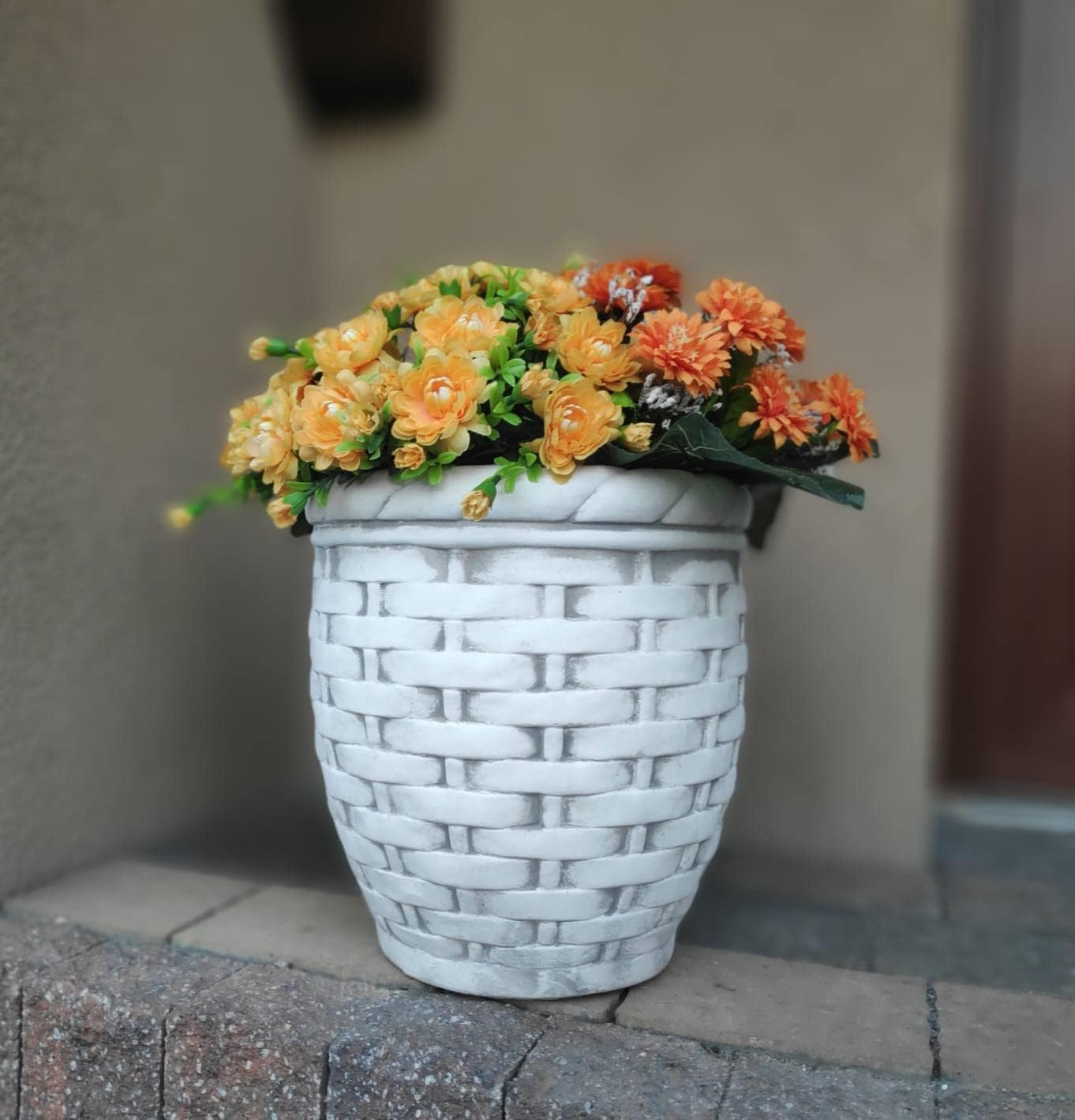Plantador de concreto com cesta de vime alta