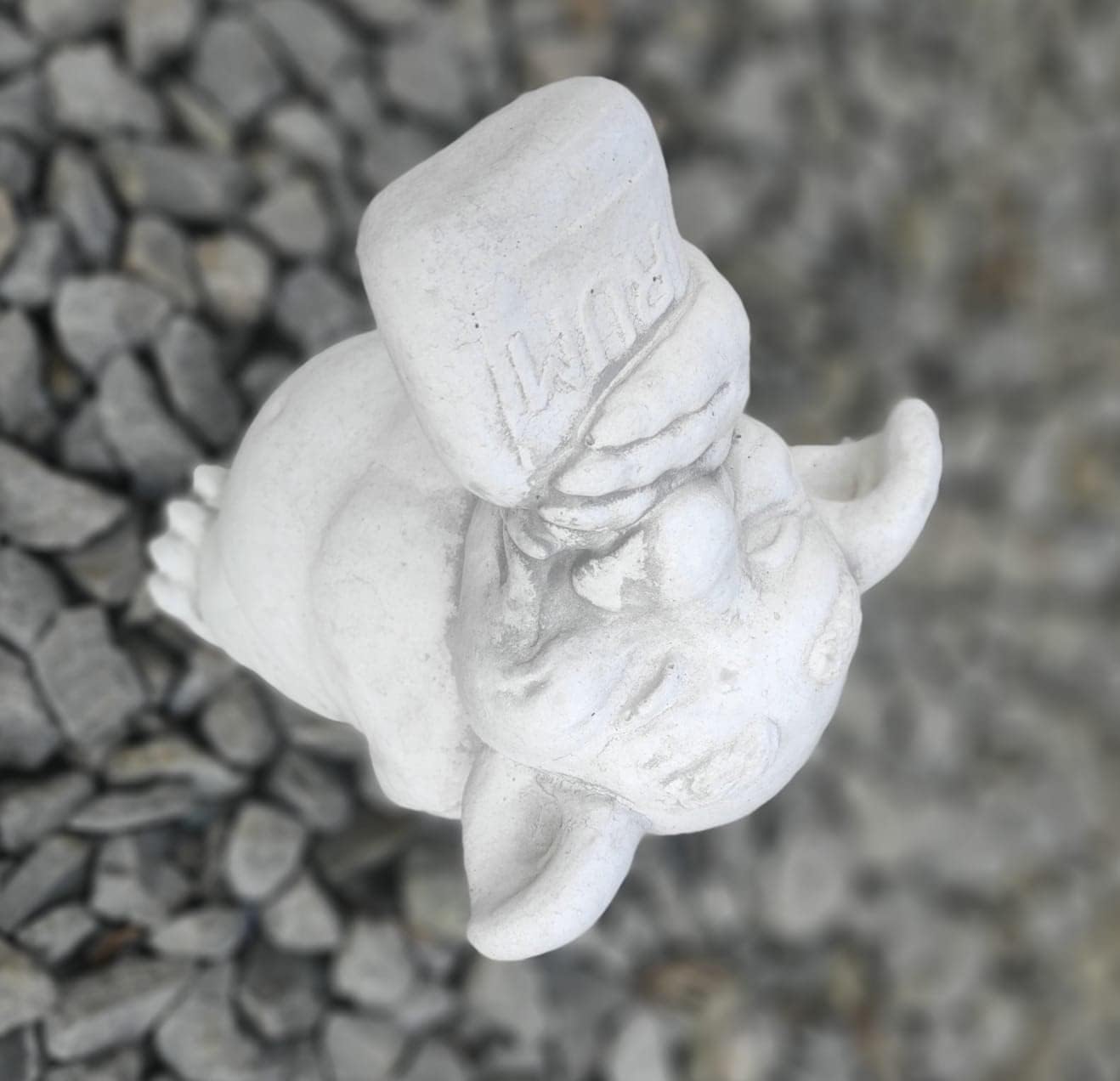 Estatueta de Troll que bebe rum