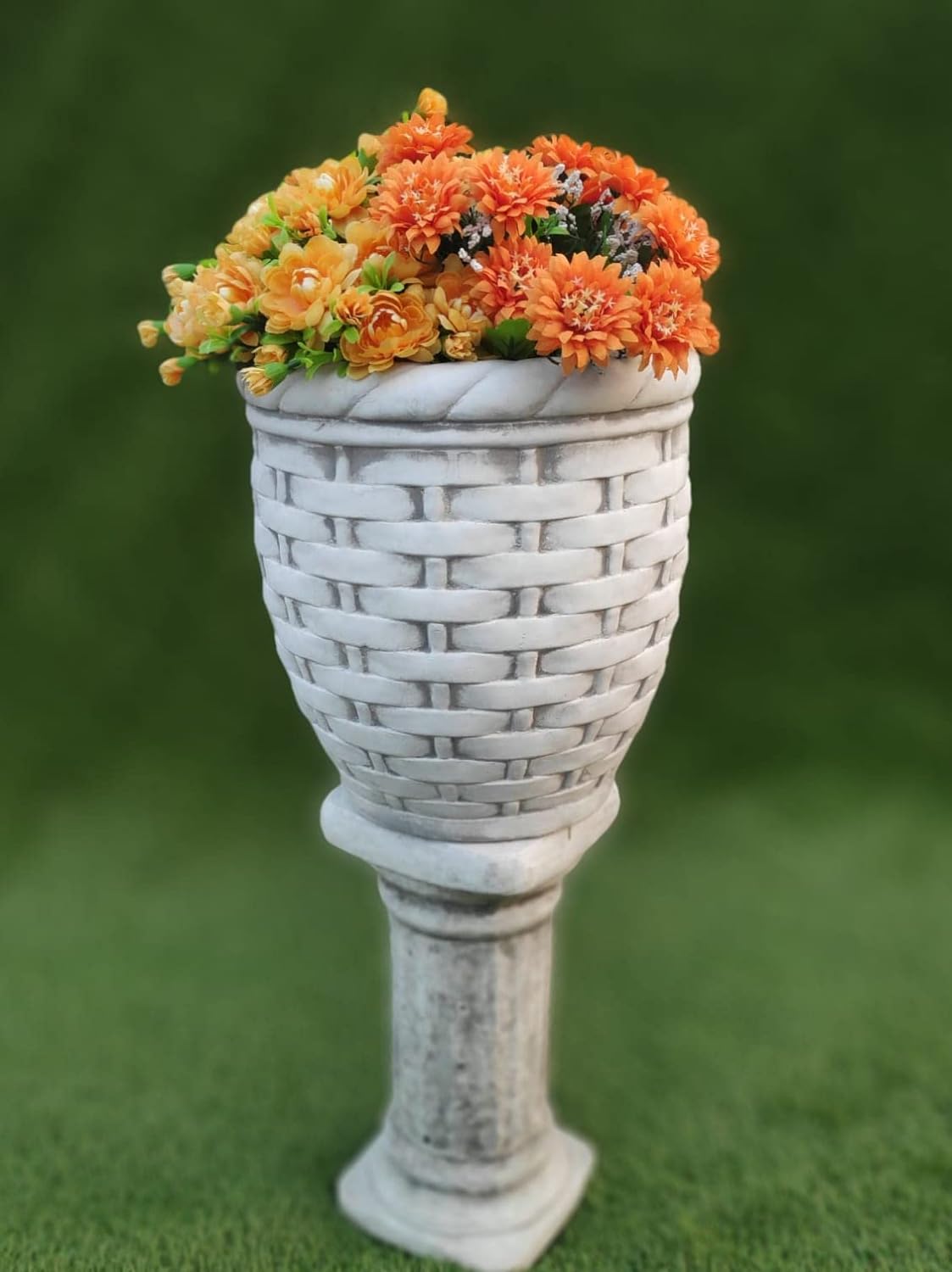 Plantador de concreto com cesta de vime alta