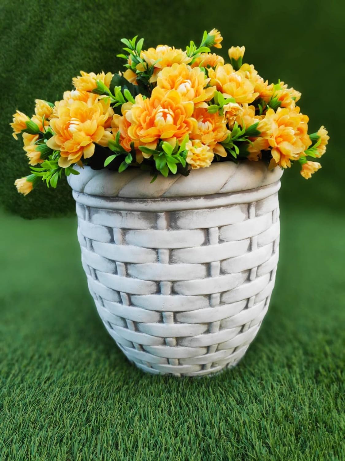 Plantador de concreto com cesta de vime alta