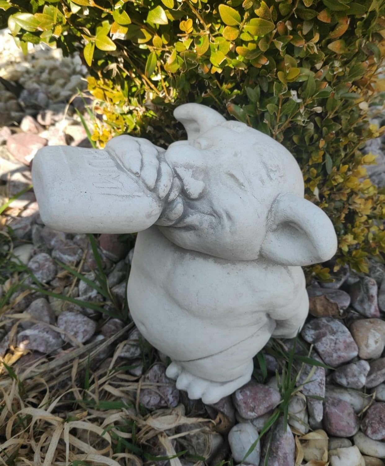 Estatueta de Troll que bebe rum