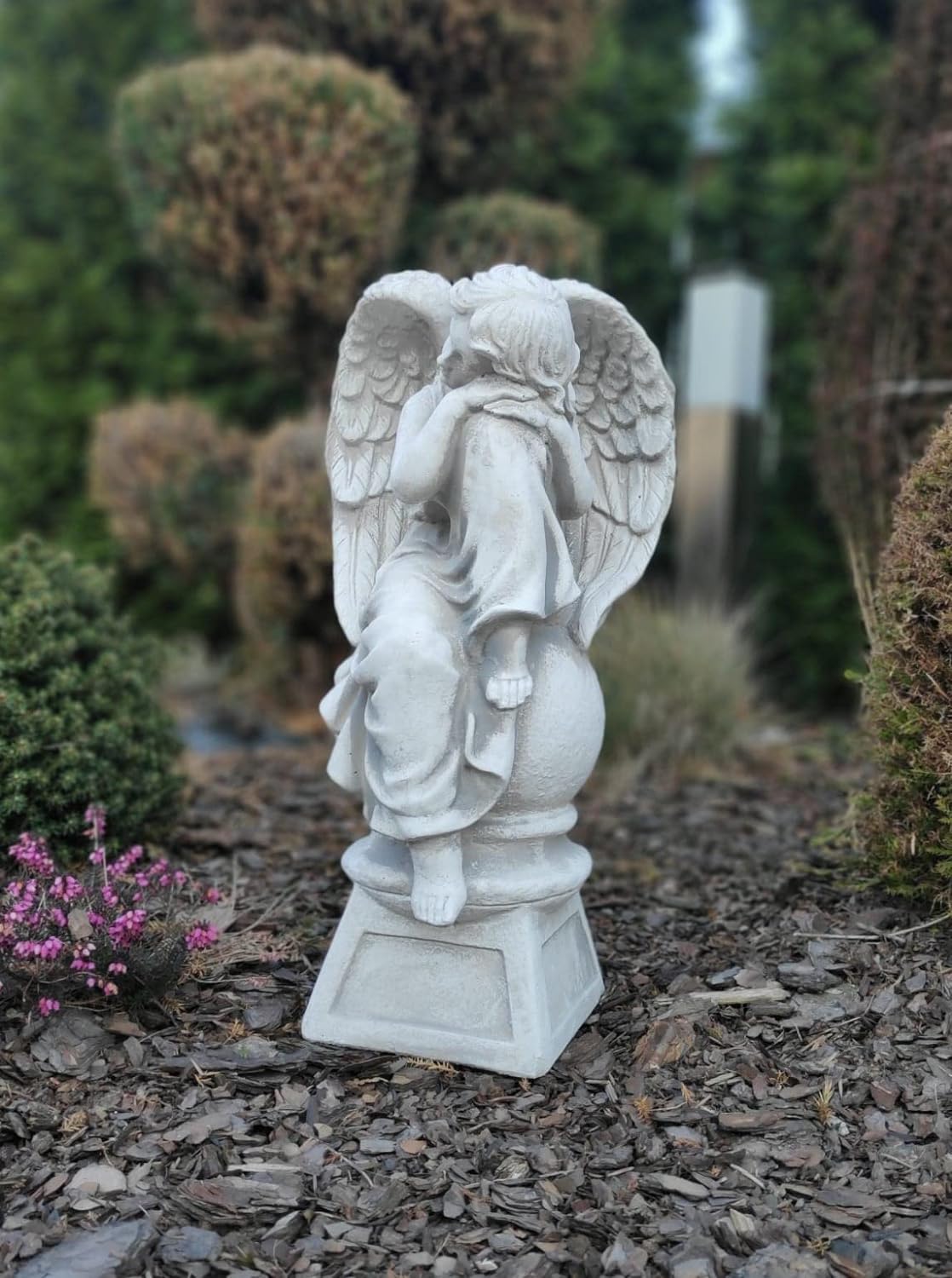 Escultura de anjo descansando em pedestal 42cm