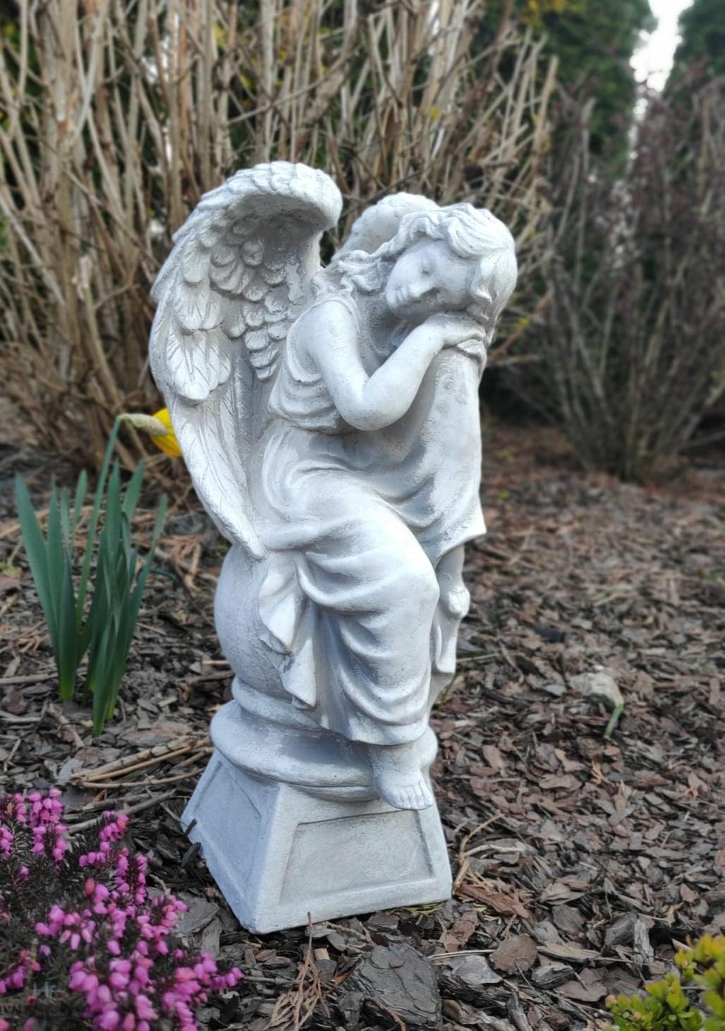 Escultura de anjo descansando em pedestal 42cm