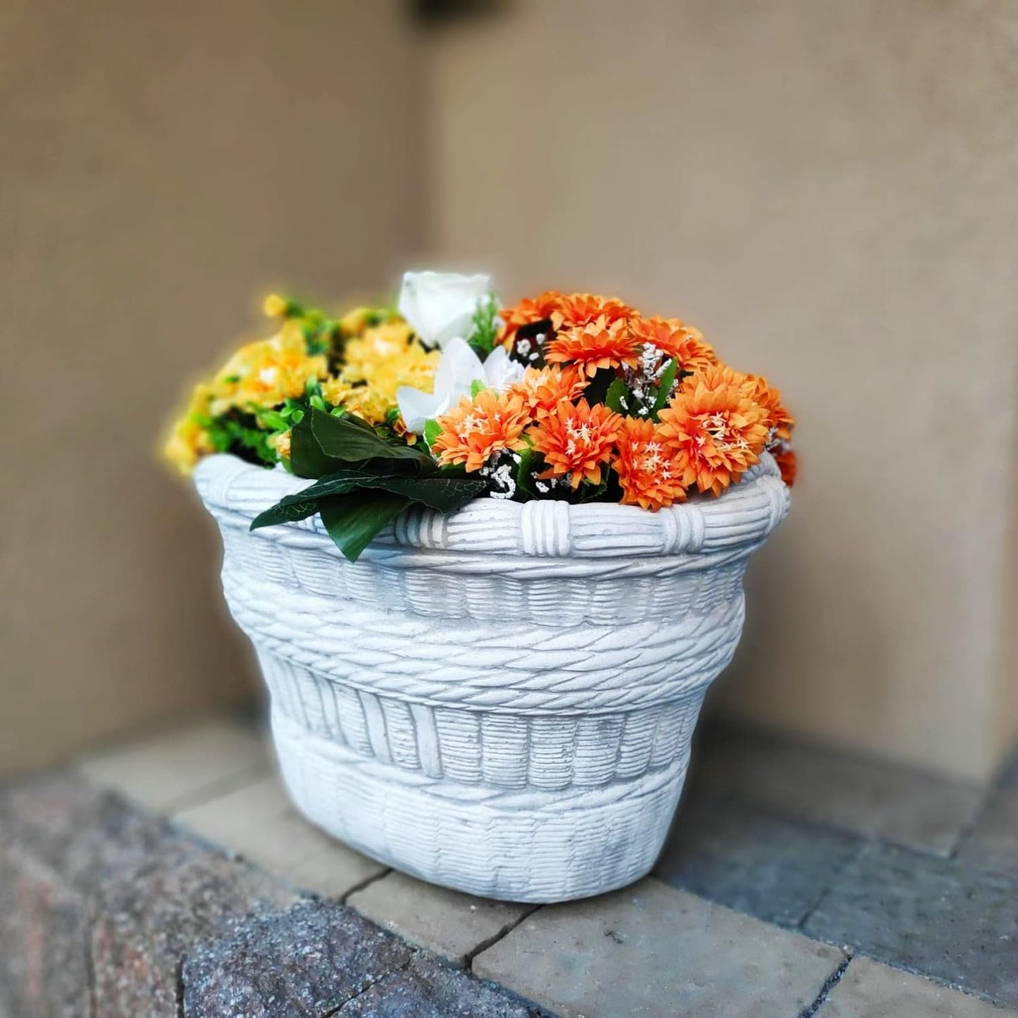 Plantador de concreto com cesta grande e larga de vime